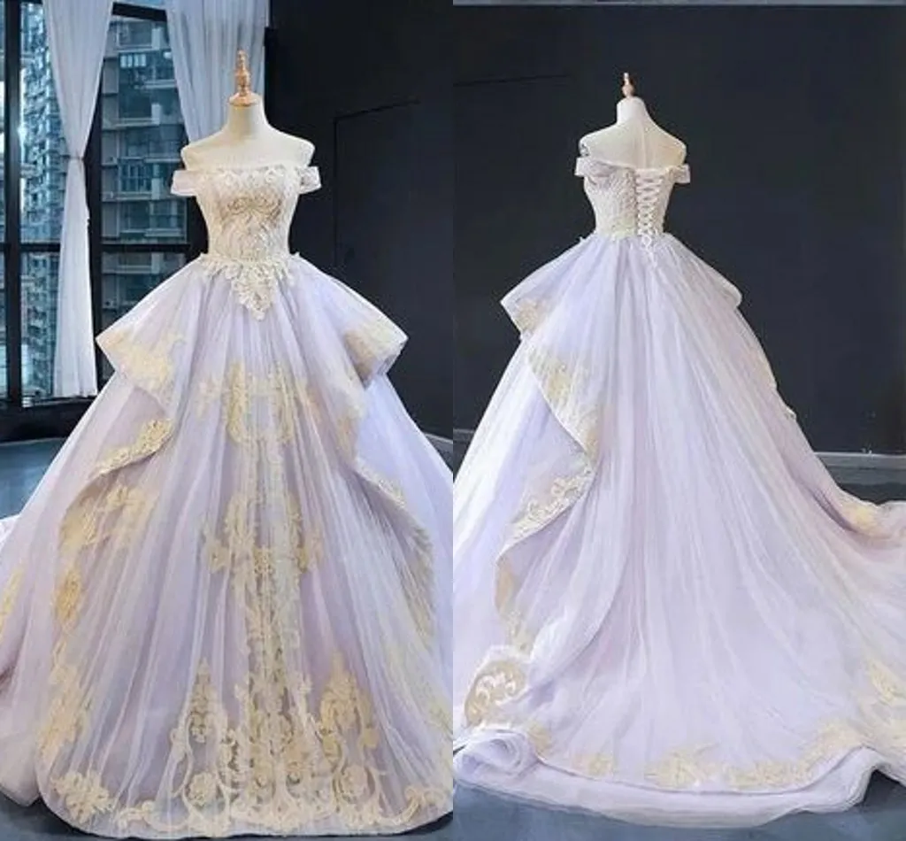 Pretty Leylak Prenses Gelinlik Modelleri Tatlı 16 Altın Aplike Kapalı Omuz Dantel-Up Fırfır Katmanlı Quinceanera Elbise Robes de Soiré