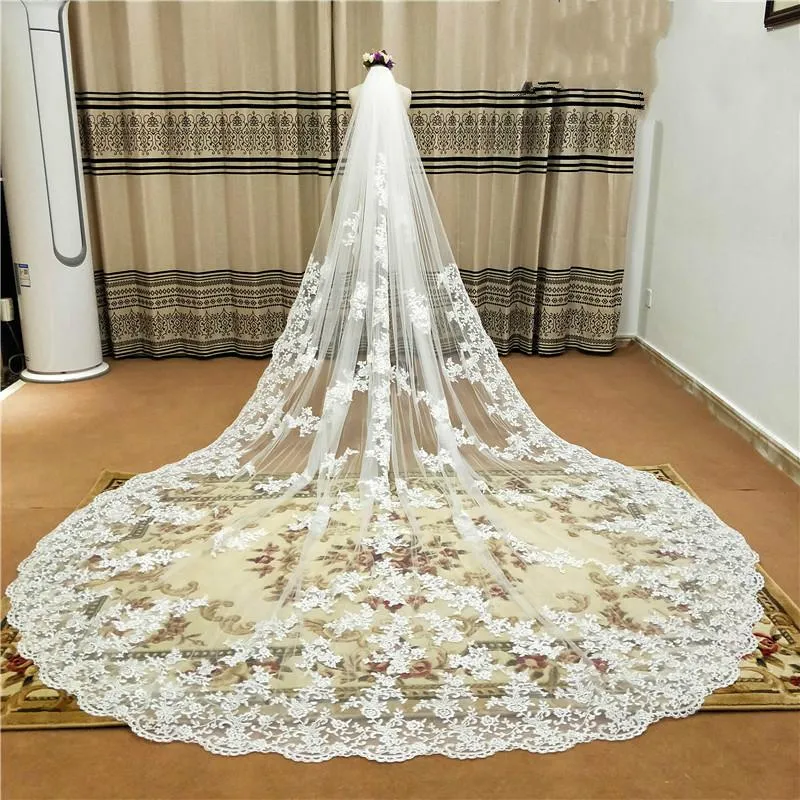 2021 Nya bröllopslöjor Katedrallängd Bridal Veils Lace Edge med Combs Appliqued 3m Long Customized Flower Veil Fashion
