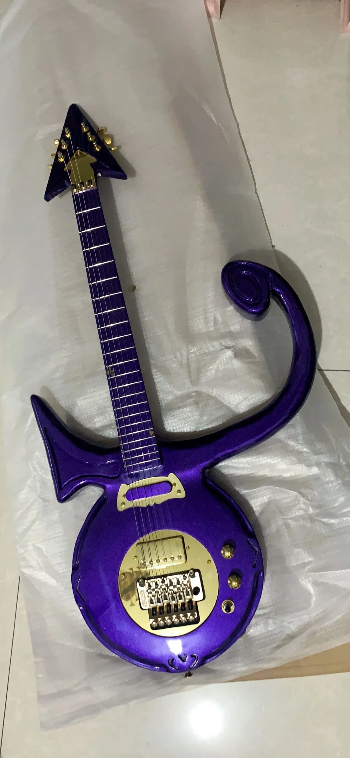 Guitare de pluie violette avec symbole abstrait personnalisé, poupée métallique violette avec Grovers dorés encastrés, guitare électrique assortie