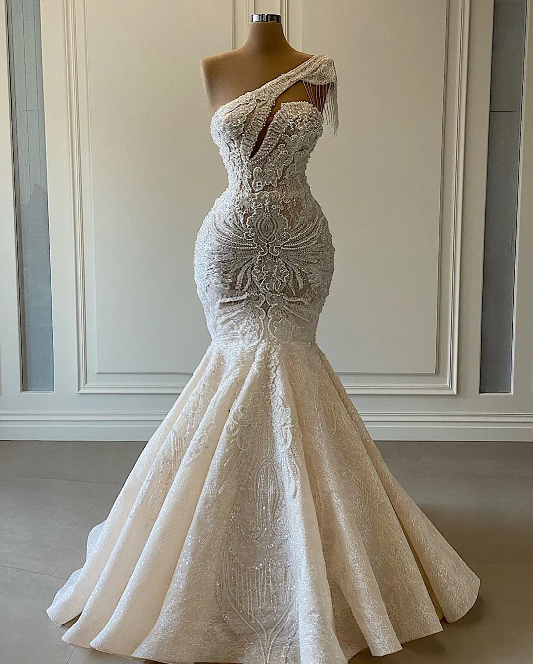 2020 Plus Size Arabo Aso Ebi Abiti da sposa in rilievo di pizzo di lusso Abiti da sposa a sirena con una spalla Abiti da sposa vintage ZJ0553