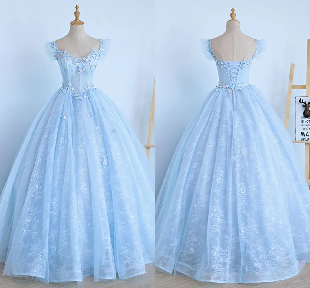 Abiti Quinceanera in pizzo azzurro Fiori fatti a mano Maniche svasate Scollo unico Corsetto senza schienale Indietro Principessa Dolce 15 Festa Spettacolo