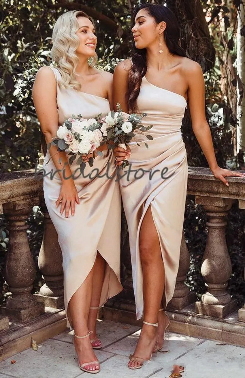 Sexy ein billiger Schulter-Champagnerscheide Brautjungfer Hi-Lo Beach Hochzeitsgastkleider mit vorderen Schlitzen Falten Trieb