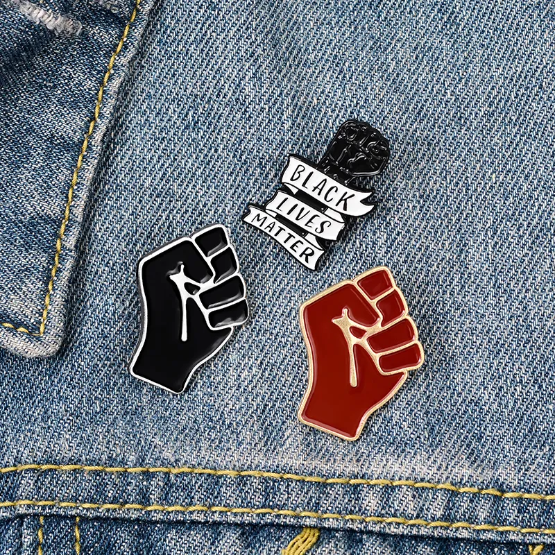 Qihe Smycken Svart Livser Matter Anti-Racism Fist Broscher Mode Lucky Pins För Klädpåse Smycken Gåva För Vänner Partihandel