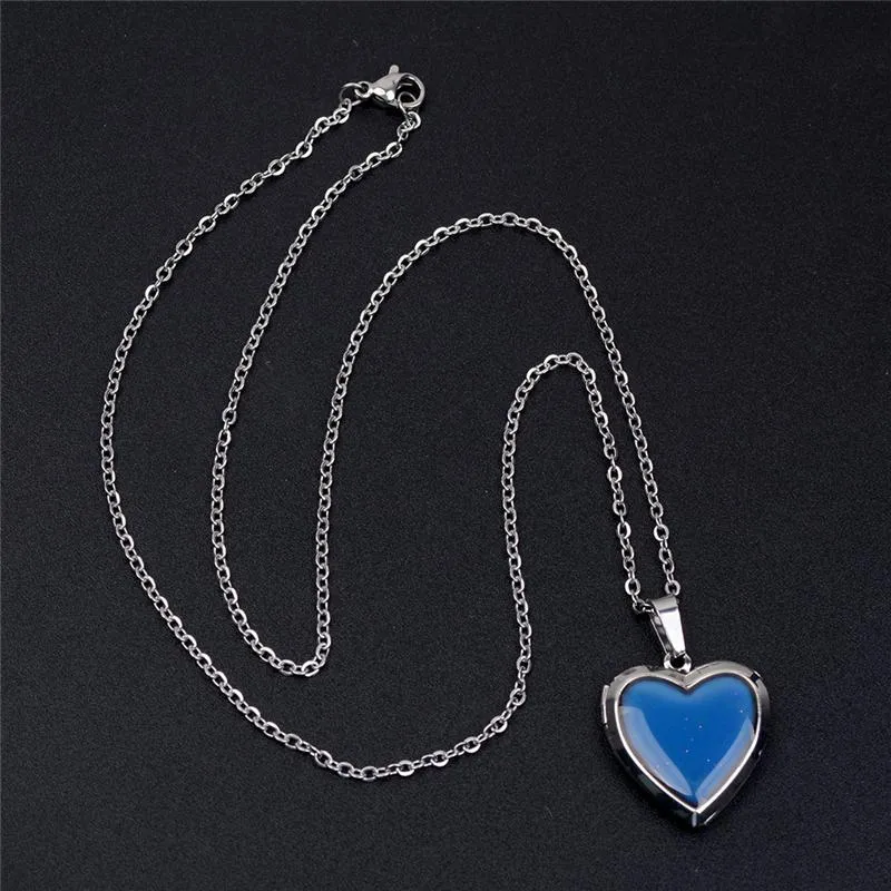 Sensore di temperatura Cambia colore Collana con ciondolo medaglione a forma di cuore Collana con catena in acciaio inossidabile Collane da donna Gioielli di moda e regalo sabbioso