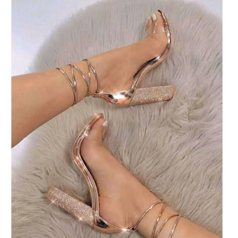 Hot Sale-Girl Party Sexig Rhinestone Tjock Heels Ankelband Klänning Skor Kvinnor Transparent Lace Up Bandage High Heels Dandals Skor