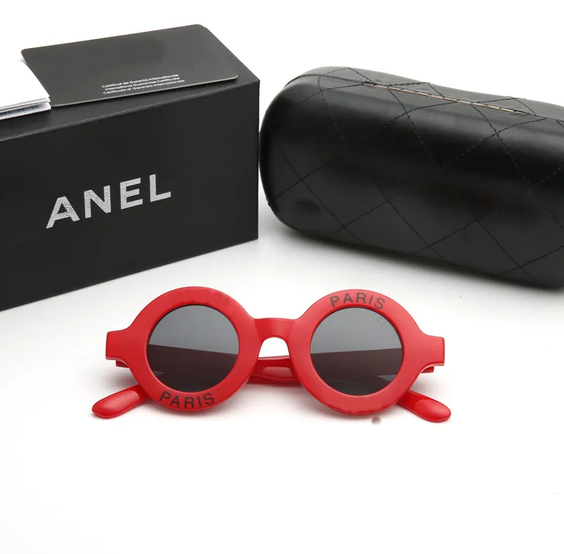 Fashion Red Gafas de Sol de Diseñador Round Solglasögon Kvinnor Full Frame PC med 5 färger Designer Solglasögon
