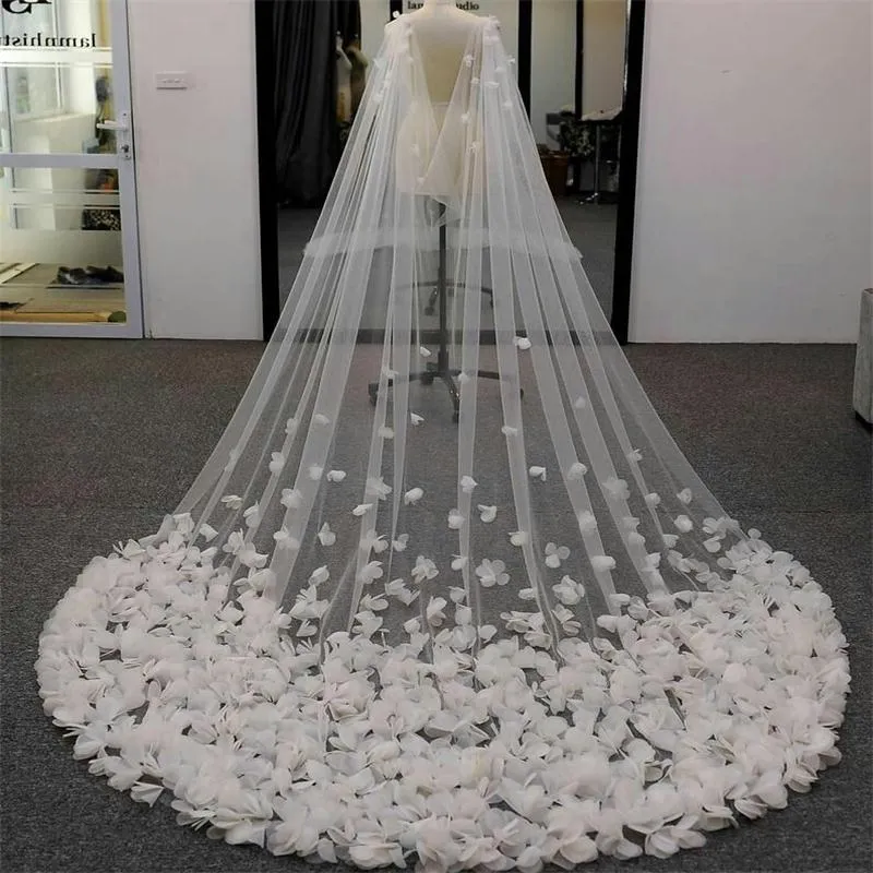 Retro Zarif Gelin Duvağı Gelin Cape 2020 3D Çiçek Aplikler Beyaz Fildişi Champagne Uzun Gelin Veils Custom Made Düğün Aksesuarları