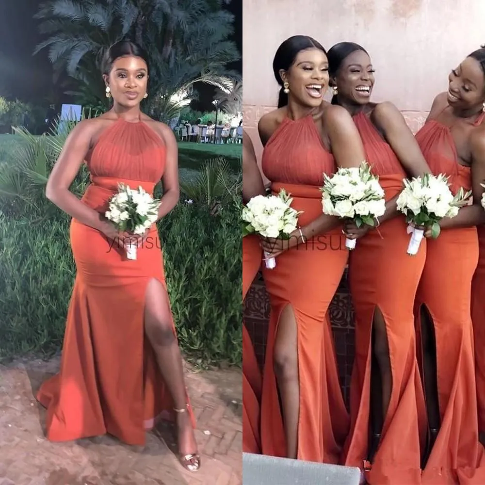 Pas cher Nouveau Sexy Africain Sirène Demoiselle D'honneur Robes Orange Halter Côté Split Plus La Taille Robe D'invité De Mariage Drapé Jardin Demoiselle D'honneur Robes