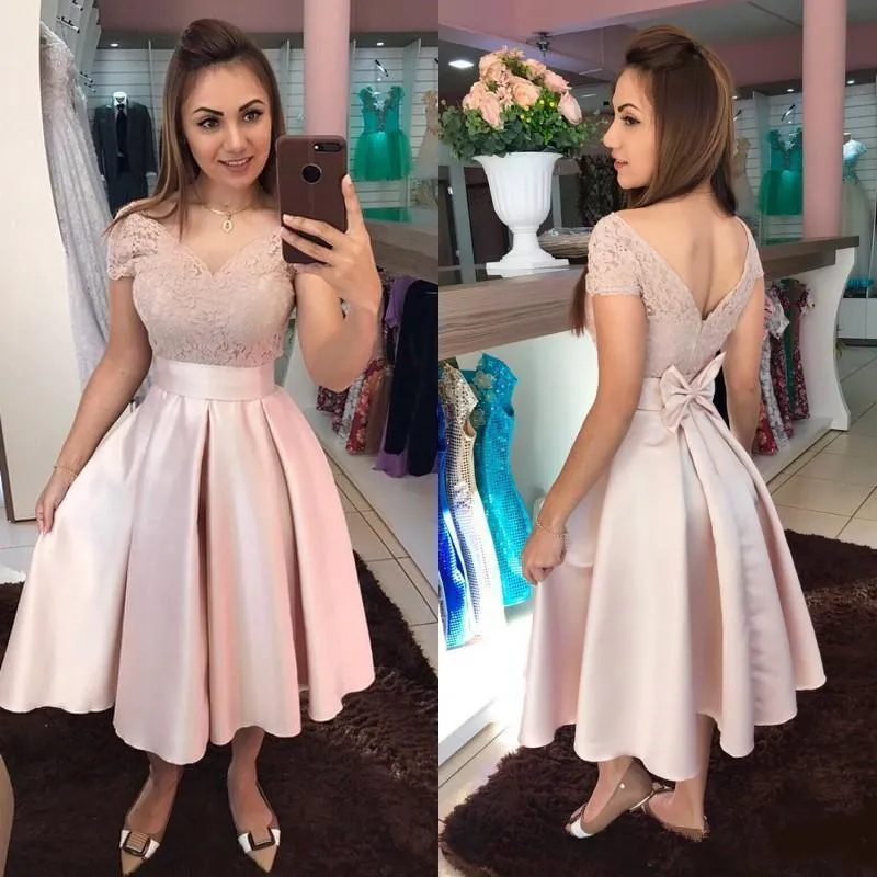 Rose Gold Homecoming 2021 klänningar Tea längd Lace V Neck Back Kort ärmar Satin Custom Made Bow Formal Prom Party Ball Gown