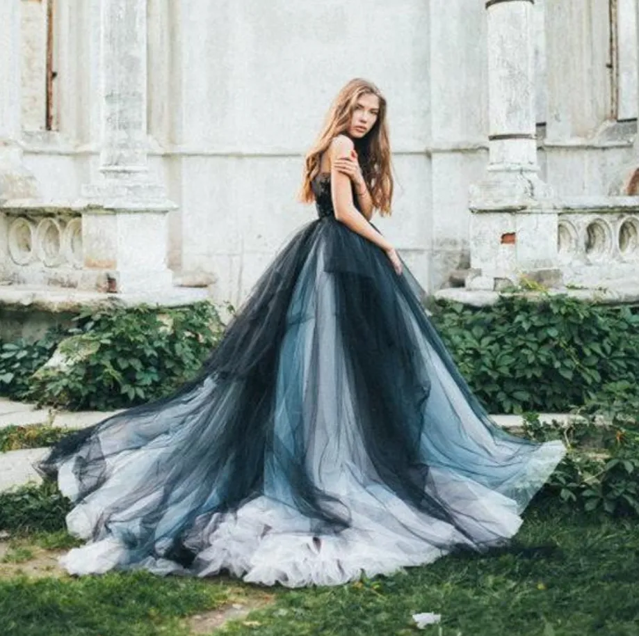 2021 Vintage Marineblaue, schwarze und weiße Brautkleider, Brautkleider mit Schleppe, schulterfrei, V-Ausschnitt, Gothic, langes Land-Boho-Applikationen, Spitze, Tüll, formelles Strandbrautkleid