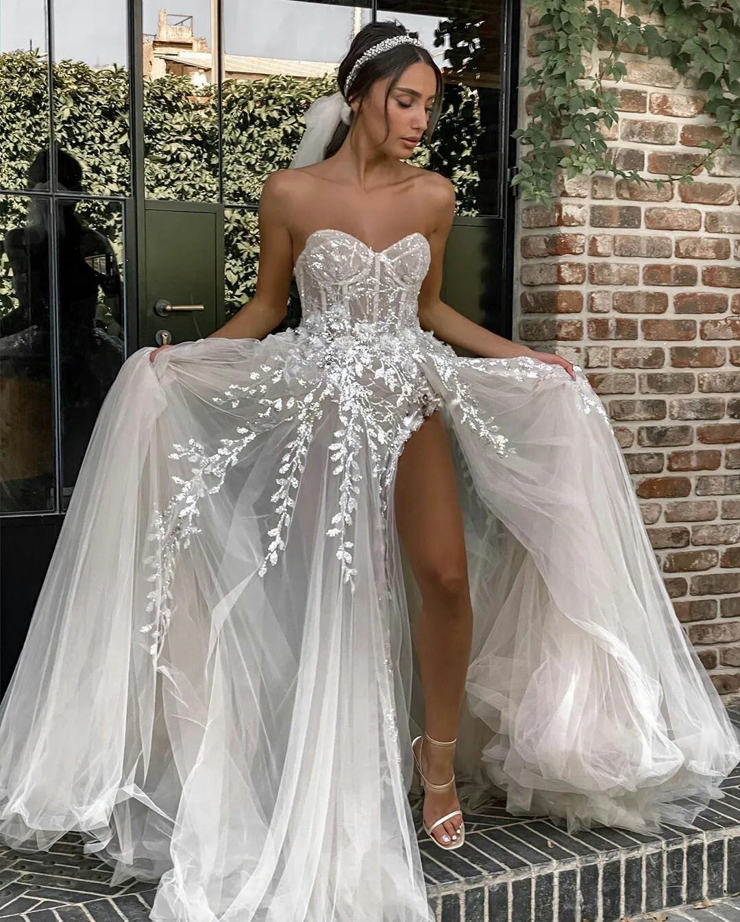 Sexy High Side Split 2021 Brautkleider Schatz Spitze Applizierte Perlen Braut Outfit Sommer A-Linie Brautkleider