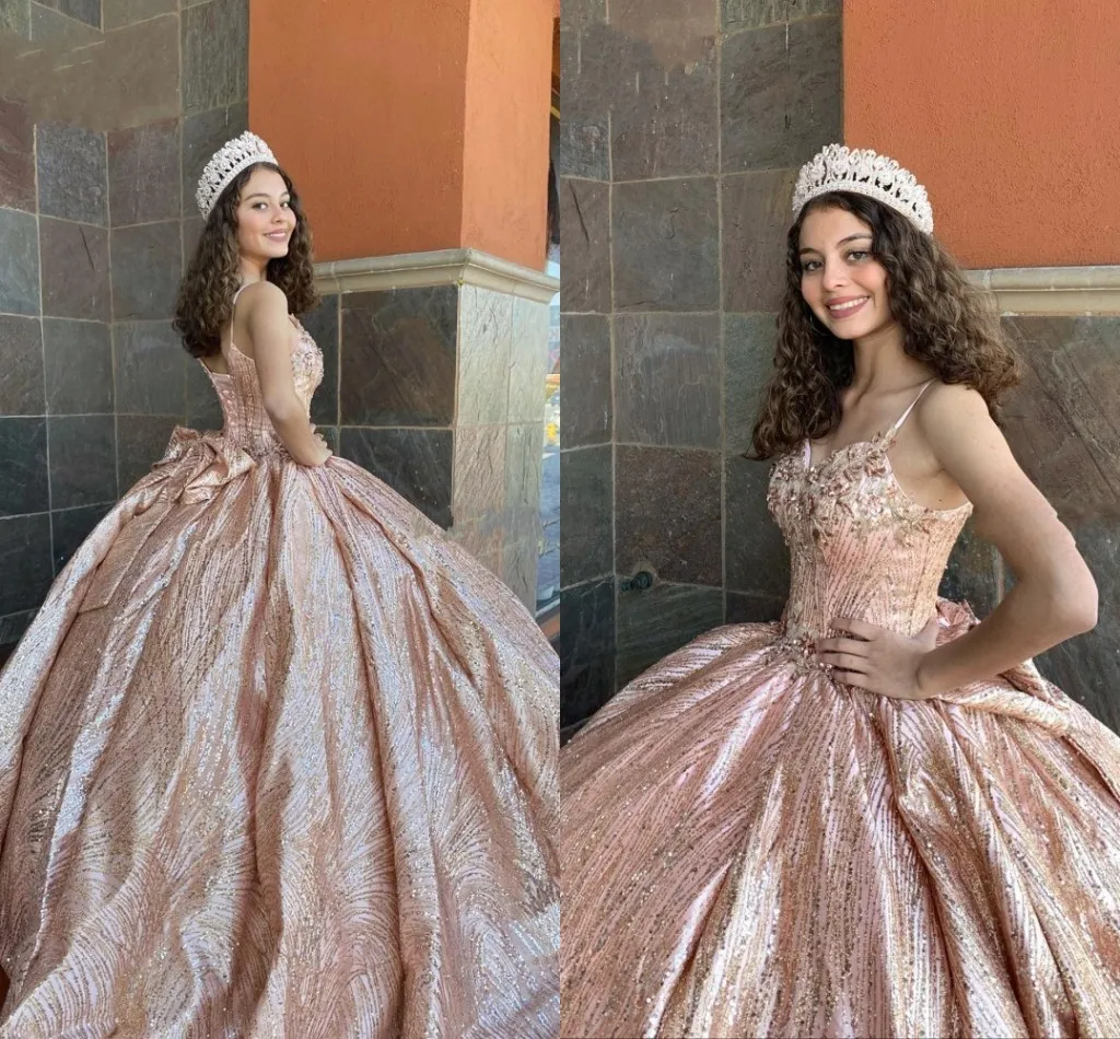 التألق الوردي Quinceanera فساتين الكرة الحفلة الراقصة بلينغ تول الحرير Sapghetti V الرقبة فتح العودة Croset ربط عارية الذراعين الحلوة 16 فستان طويل