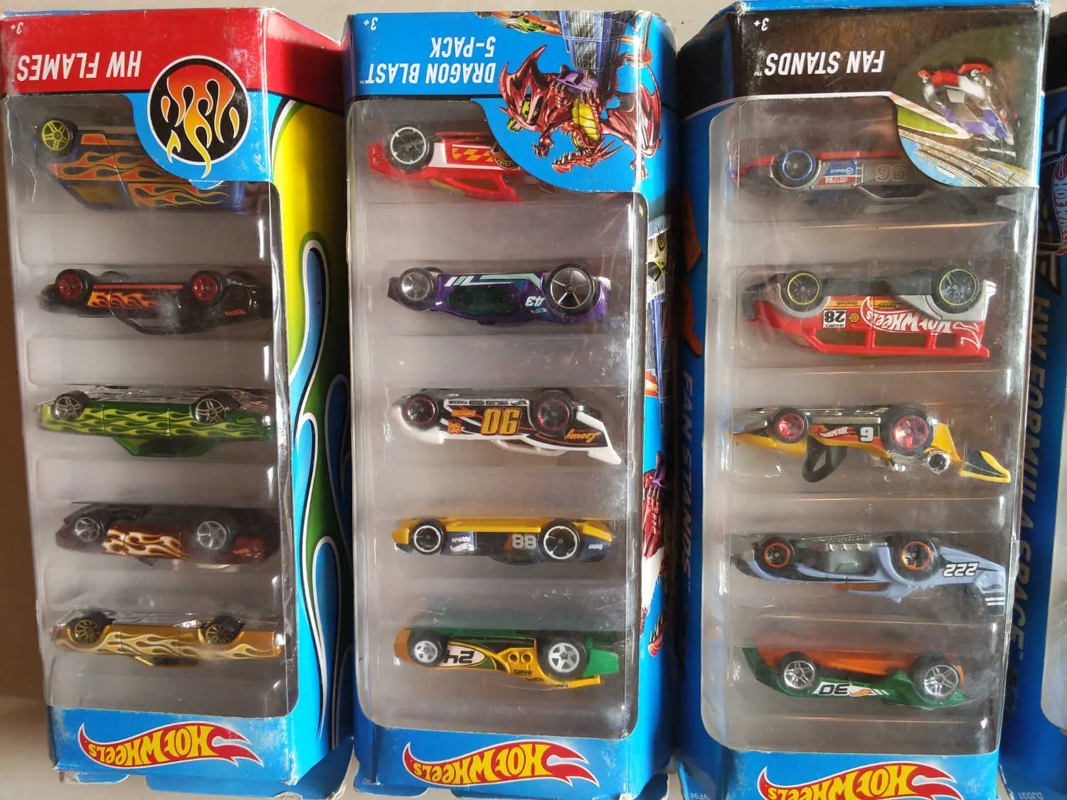 Hot Wheels Coffret 3 véhicules, jouet pour enfant de petites voitures  miniatures, modèle aléatoire