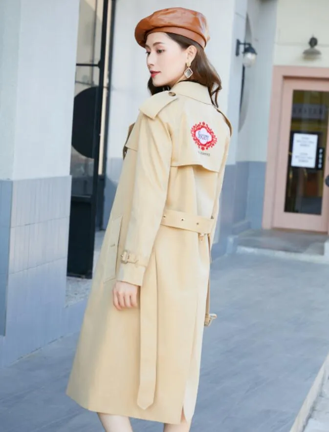 NY ANKOMST! Kvinnor Fashion England Plus Long Trench Coat / Branddesigner Dubbelbröst Utskrift på bakre Trench Kvinnor B9007F410 Storlek S-XXL