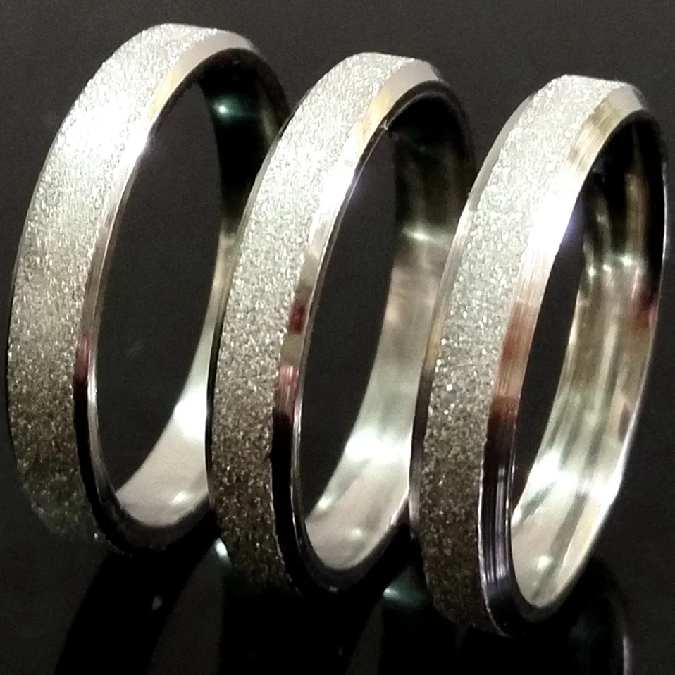 50pcs silver 4mm bred sandyta rostfritt stål fasad ring manlig kvinnlig bröllop engagemang klassiska smycken tillbehör storlekar olika heta