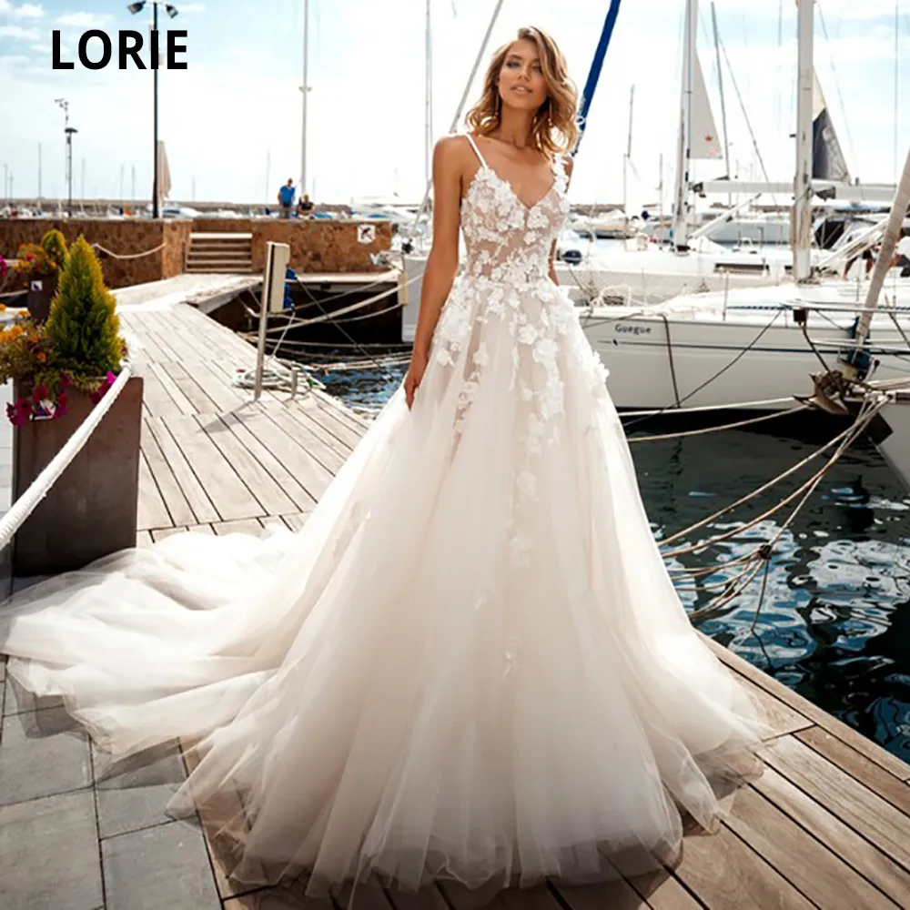 Lorie Beach Princess Bröllopsklänningar V-Neck Ärmlös 3D Blommor Lace Appliques Backless Boho Bride Dresses Custom Made