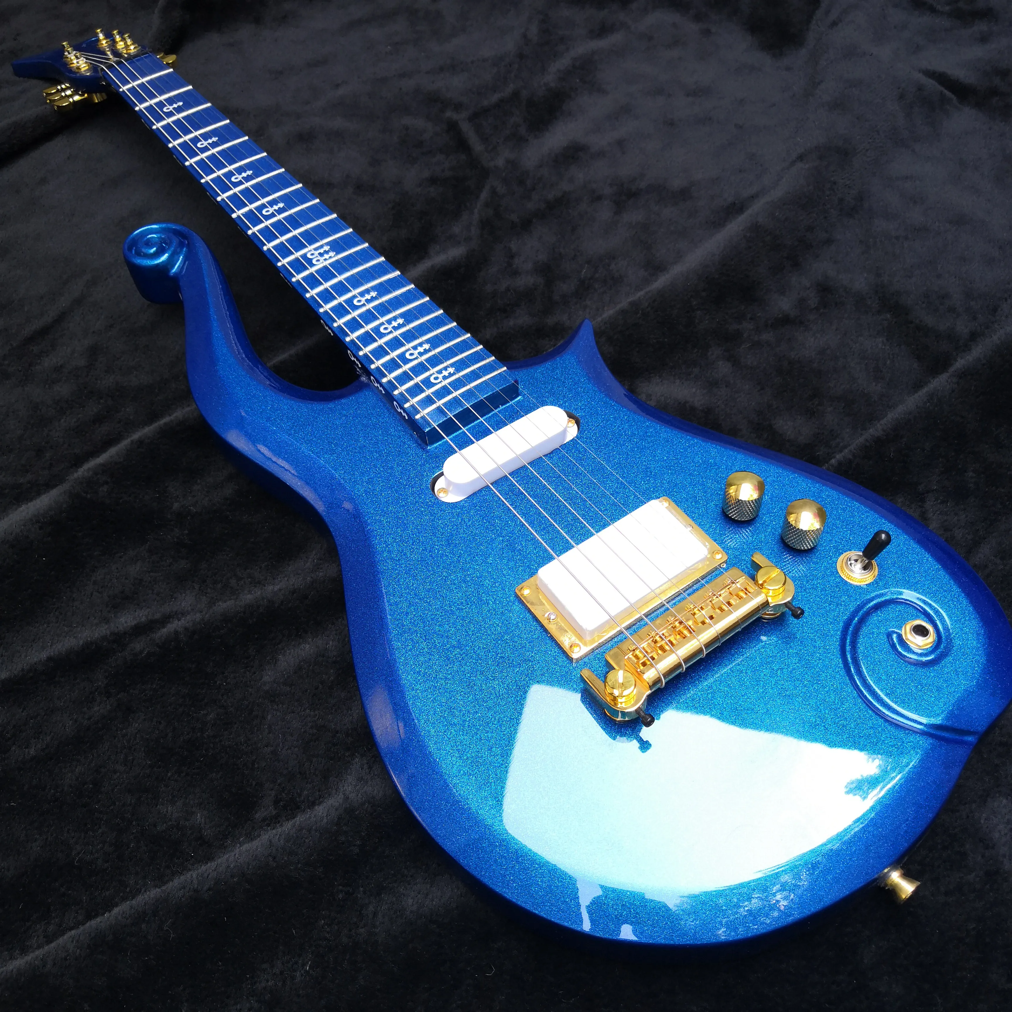 Niestandardowy sklep Prince Cloud Guitar Electric Metal Blue Farba Gitara 21 Frets Gold Hardware Chiny Gitary Darmowa Wysyłka