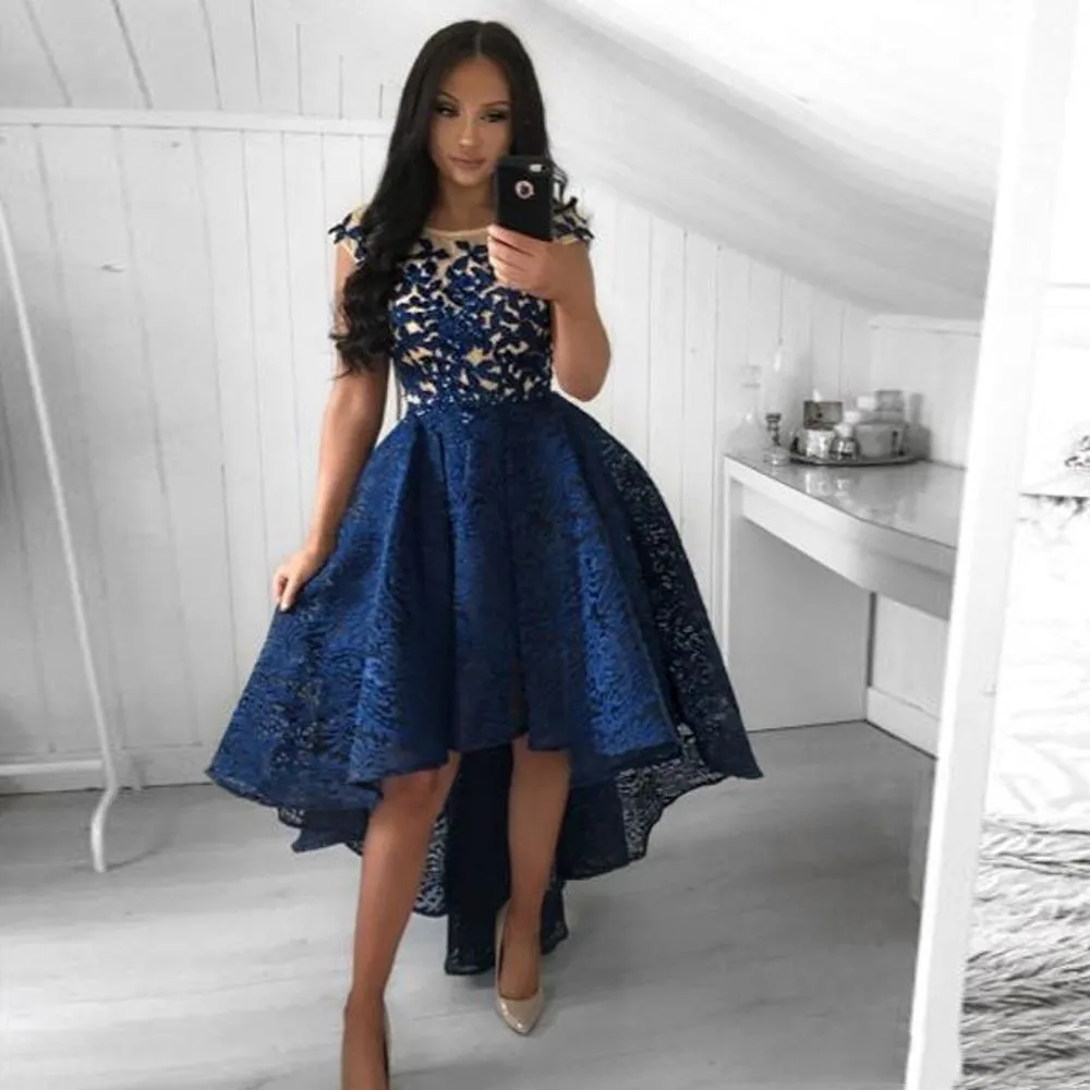 Chic High Low Lace Prom Dresses Una linea Corta davanti Lungo dietro Nuovo 2021 Appliques Sheer Homecoming Dress Girls Cocktail Party Wear Abiti da sera