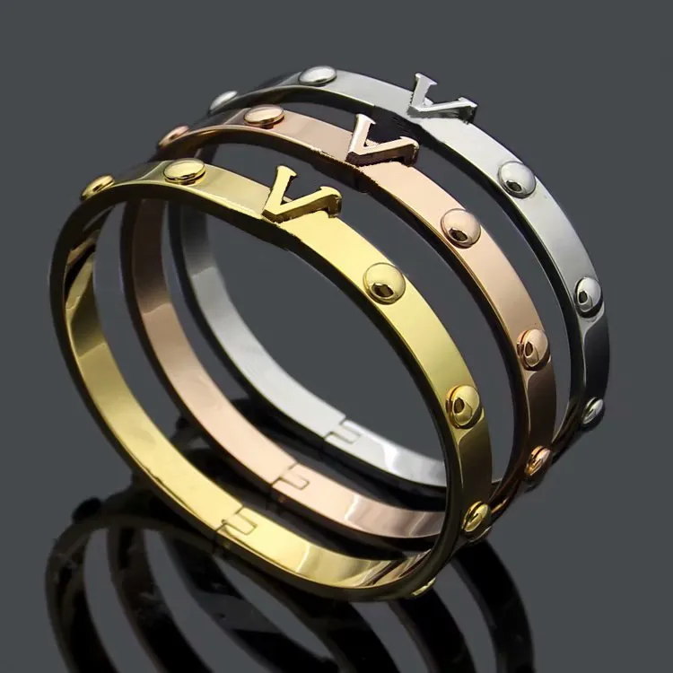 Bracciale rigido con rivetti con iniziali V incise in acciaio al titanio, moda Europa America, nuovo stile, 3 colori