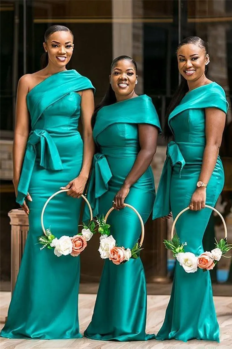 Hunter African Bridesmaid Dresses For Weddings Gästklänning en axelmössa ärm Satinmantel Sashes Formal Maid of Honor -klänningar