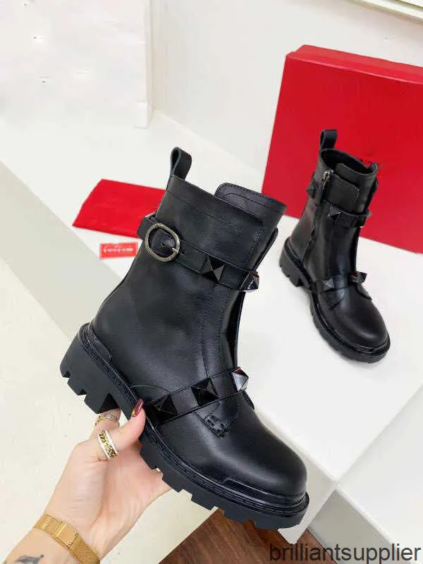 2022 Designer Kvinnor Roman Stud Calfskin Combat Boots Lady Fashion Ankel Boot Leather Granulated Rivet Winter Flat Shoes With