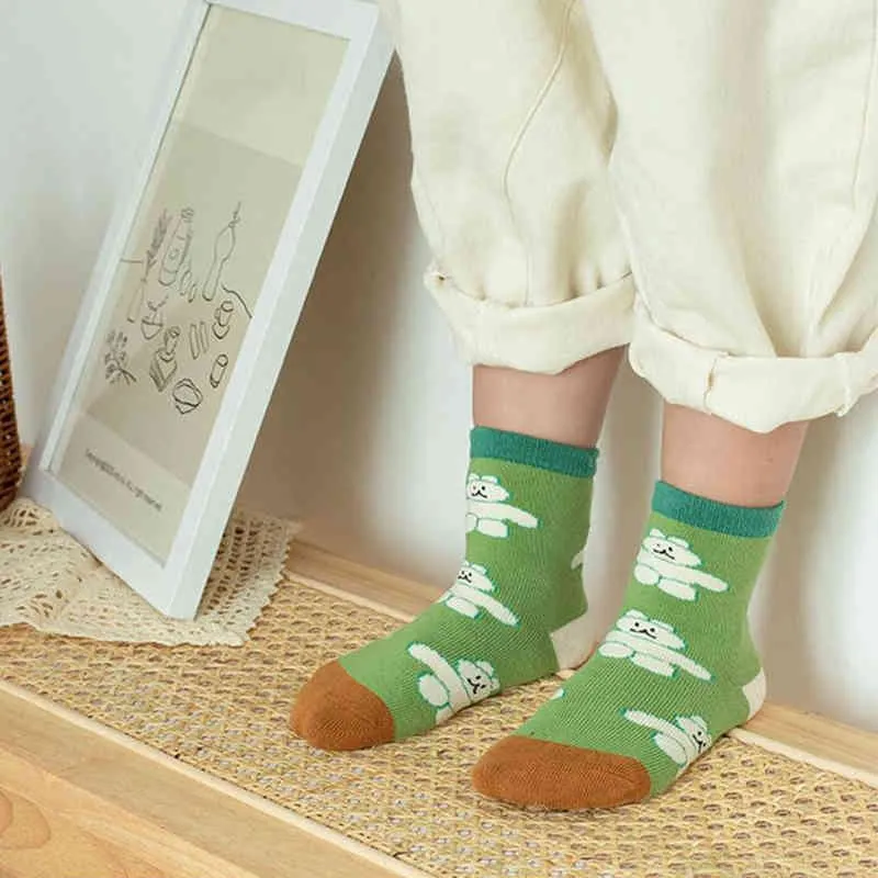 赤ちゃんの柔らかい綿の薄いかわいいかわいい漫画のセクションのカラーマッチング縞模様の子供通気性の靴下5ペアセット春秋