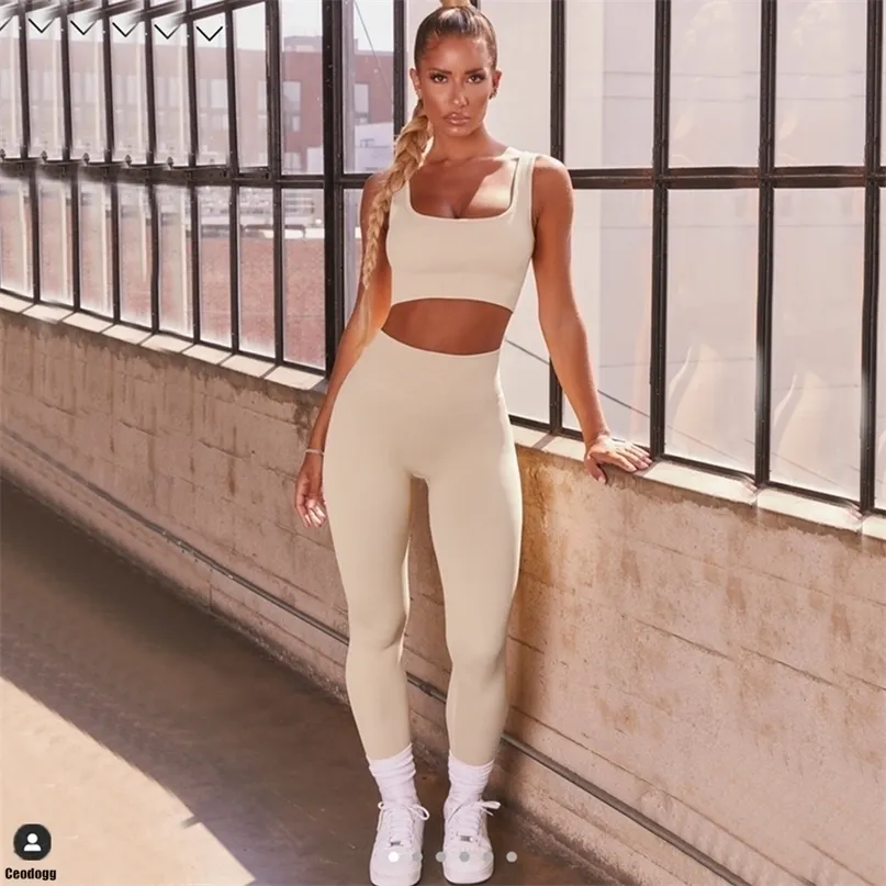 2021 attrezzatura da yoga set di abiti senza cuciture a costiera leggings indossa indossare pantaloni da ginnastica sportiva da donna Scoop Notch Carame 220216