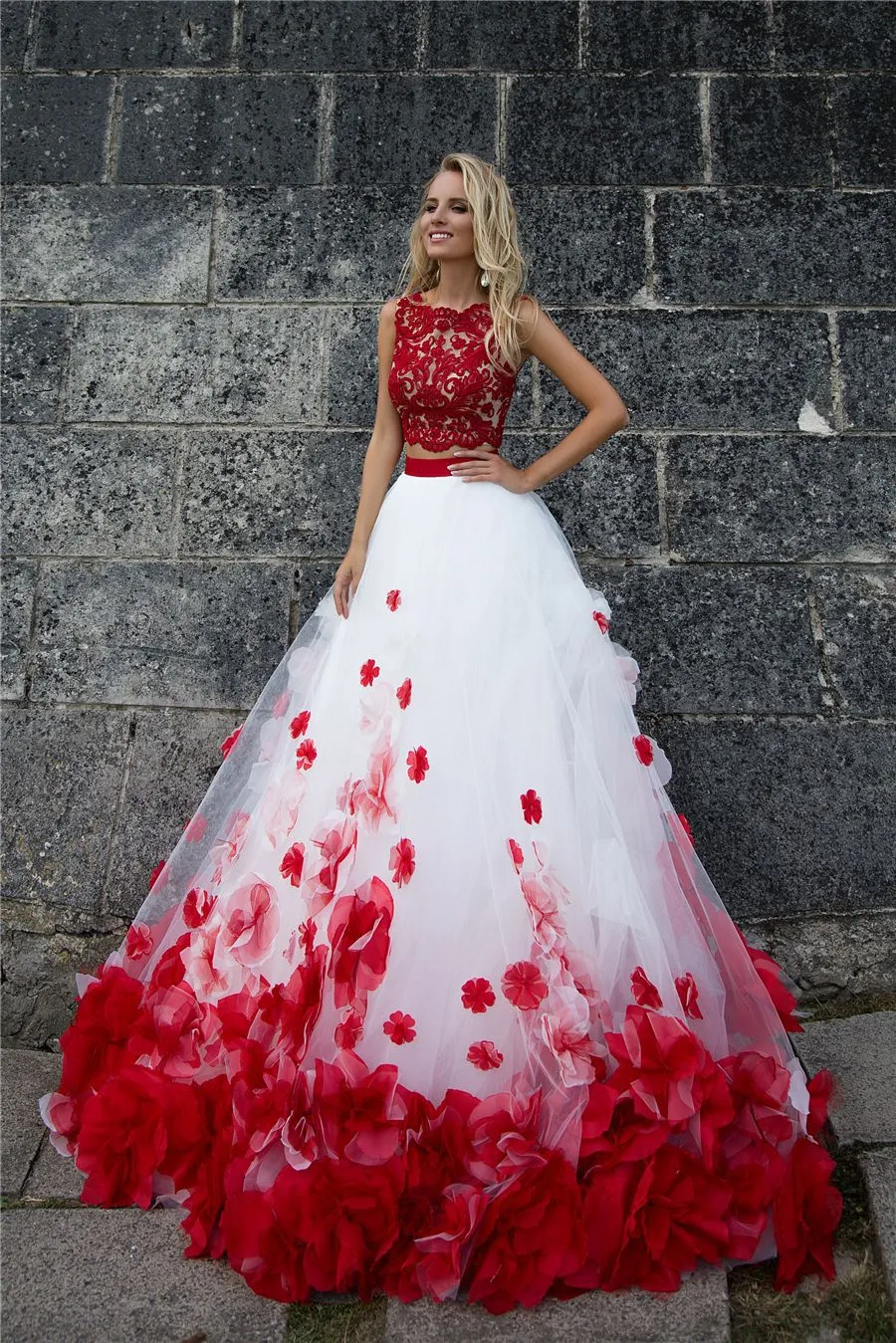 手作りの花を持つ2つの部分白と赤のQuinceaneraのドレスのドレスは、ラインの完全な長さのプロムのページェントガウン甘い15ドレスvestidos de 16ブチデーパーティーウェア