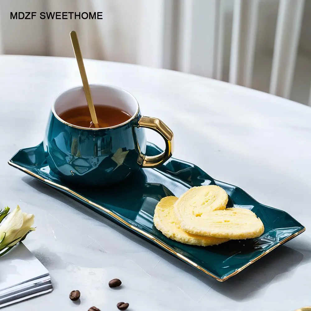 MDZF SWEETHOME Set di tazze da caffè verde con tappetino e coperchio Cucchiaio Tazza di ceramica per il latte Set da tavola per la colazione Coppia Tazza Confezione regalo di compleanno LJ200821