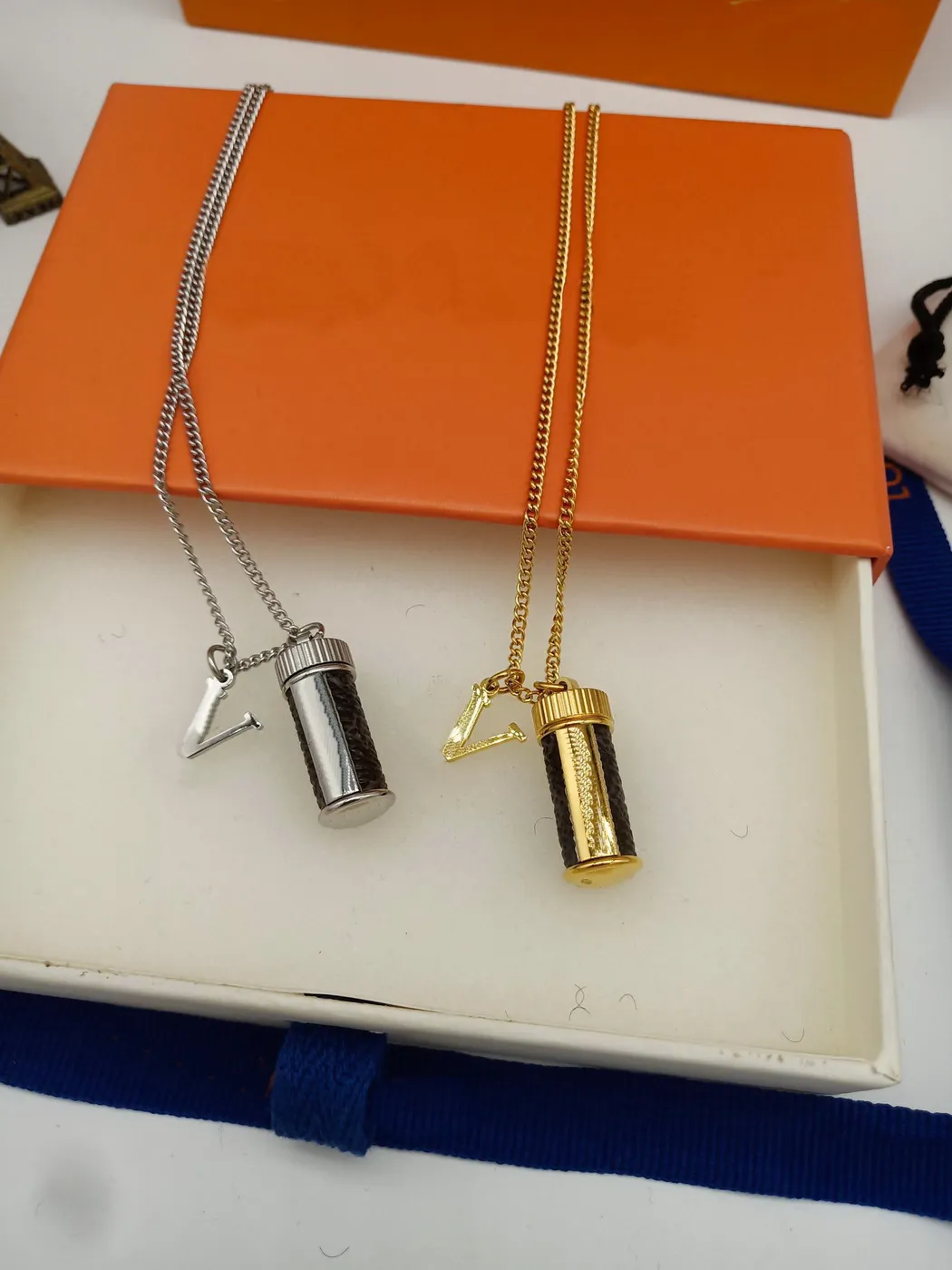 Europe America Style Men Lady Women Eclipse Lovers Long Necklace With V Initials Wrap Leather Perfume Bottle Pendant M63641