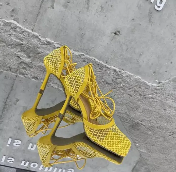 2022 Nouveaux pompes de maille jaune sexy Sandales Femme Square Toe High Heel Heel Heel Lace up Stiletto House Robe de robe creuse