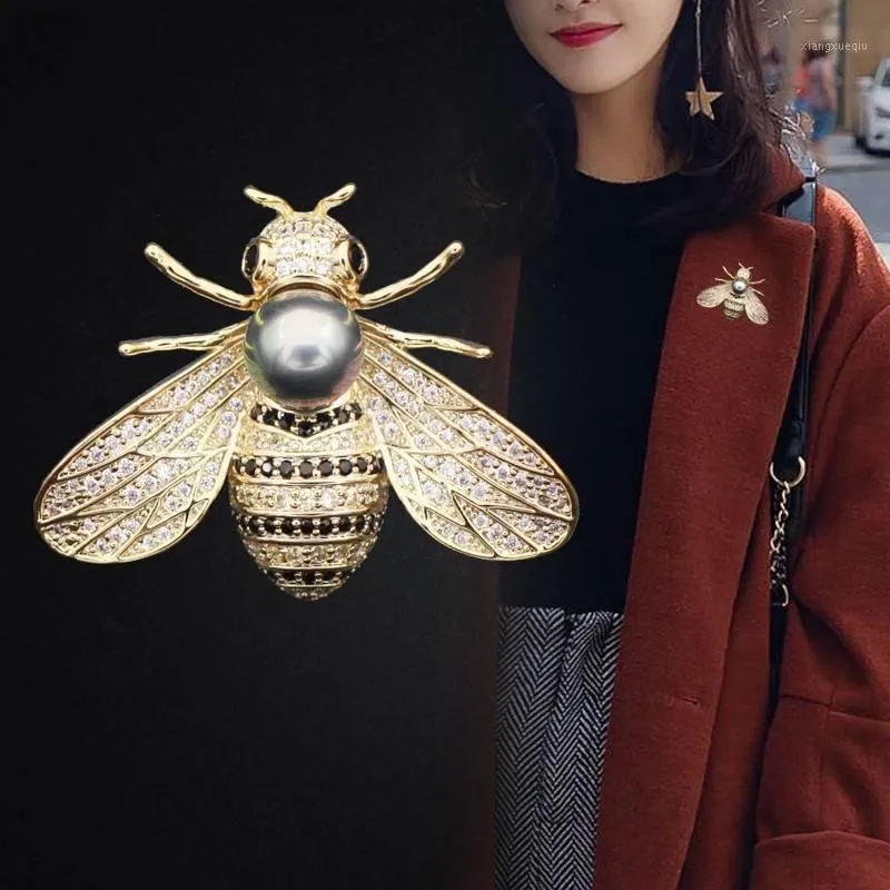 Pins, Brooches Three-dimensional Little Bee Highlight Pearl Brooch Small Suit Dual-use Exquisite Alloy Clothing Jewelry Accessories