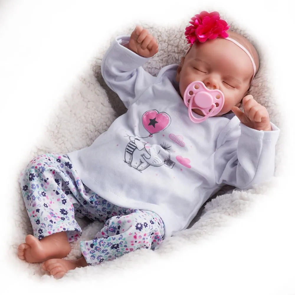 Bebé tipo reborn con los ojos cerrados y diadema rosa 73,49 €