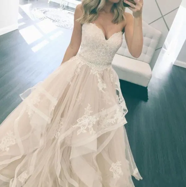 Abiti da sposa Sweetheart senza maniche Applicazioni in pizzo Crystal Beach Bohemian Tulle Fusciacche Gonne a strati Abiti da sposa taglie forti Personalizzati