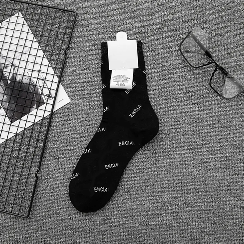 Chaussettes avec lettres pour femmes et filles, blanches et noires, respirantes, longues et courtes, bonneterie à la mode pour cadeau, vente en gros