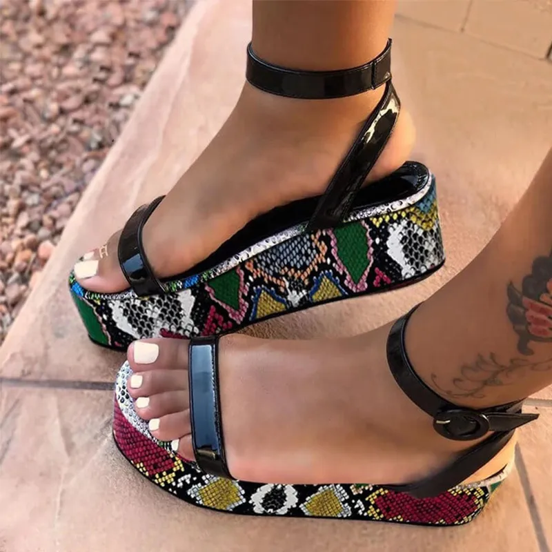 Sandalias de gladiador para mujer Sandalias con hebilla para mujer Zapatos de mujer con estampado de serpiente Plataforma plana informal Sandalias de playa coloridas para mujer Verano Y200702