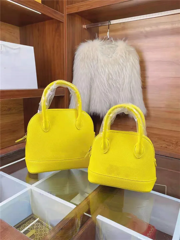 Ladies luxury brand handbag 2021 high-end fashion bags Seven colors to choose from, a versatile bag Size: Medium 20cm Small 15cm Handbags with good materials and feel