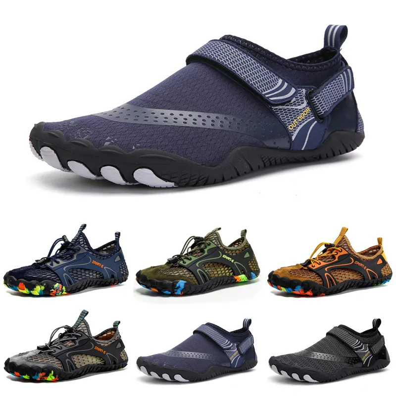 Billigare herrkvinnor Wading Shoes Platform Designer Trainer Triple Black Tple White Fashion Breath Outdoor Män Kvinnor Sport Sneakers