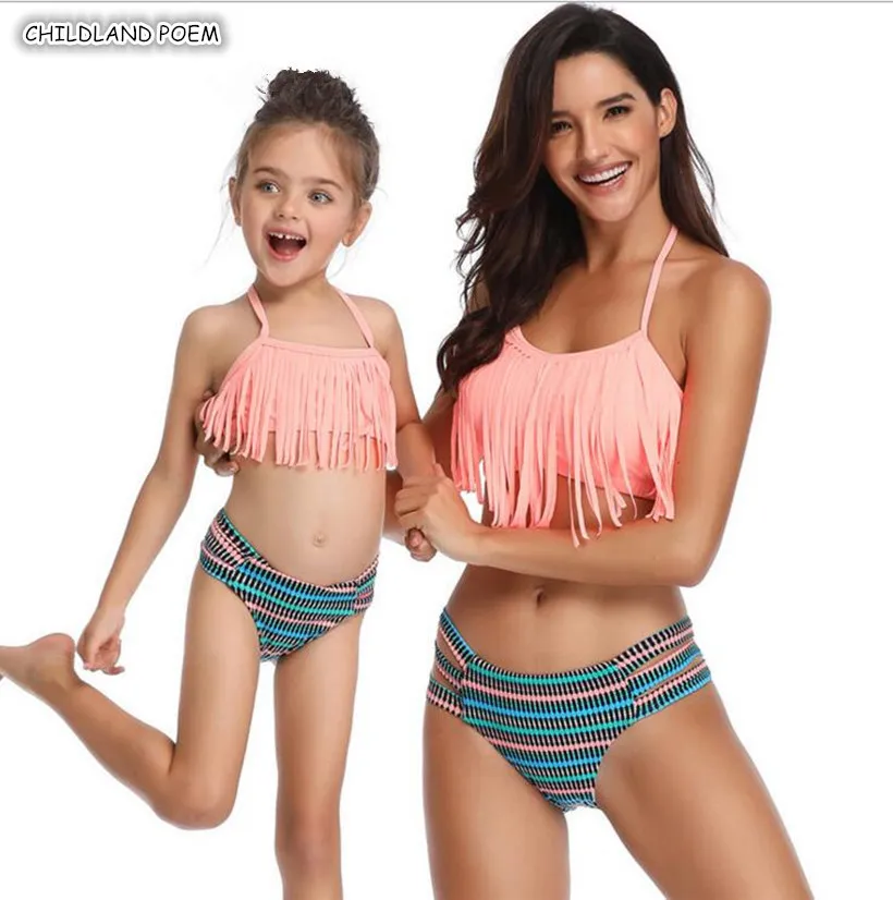 Mère et fille maillot de bain famille Look maman et moi vêtements Bikini pompon maman fille maillots de bain famille correspondant vêtements LJ201111