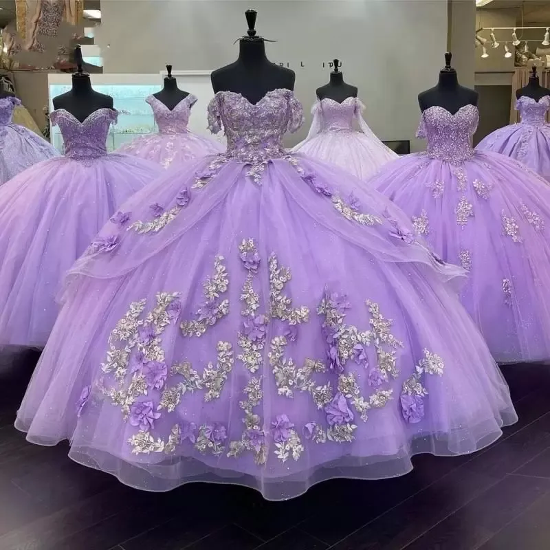 ثياب Lilac Quinceanera ثلاثية الأزهار من الزهور قبالة الكتف طول الأرضية Tulle Sweet 16 Pageant Ball Ball Made Madial Ocn Wear Festidos 403 403