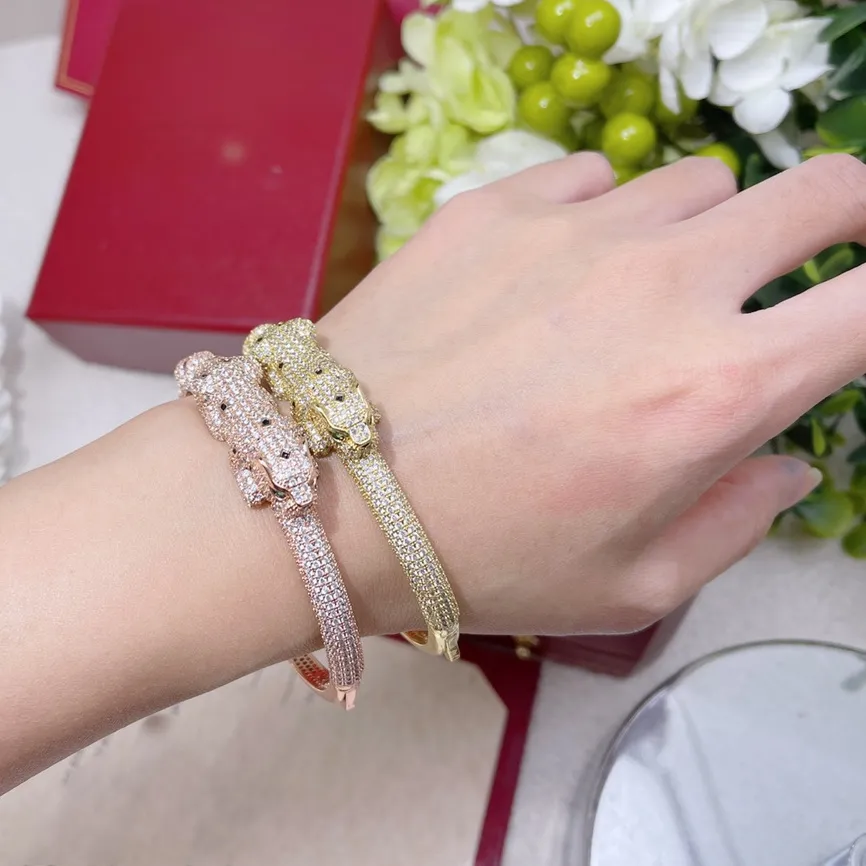 Bracciale rigido serie Panthere con diamanti in oro 18 carati che non sbiadiscono mai gioielli replica ufficiali braccialetti di marca di lusso di alta qualità 5A regali di altissima qualità in stile classico