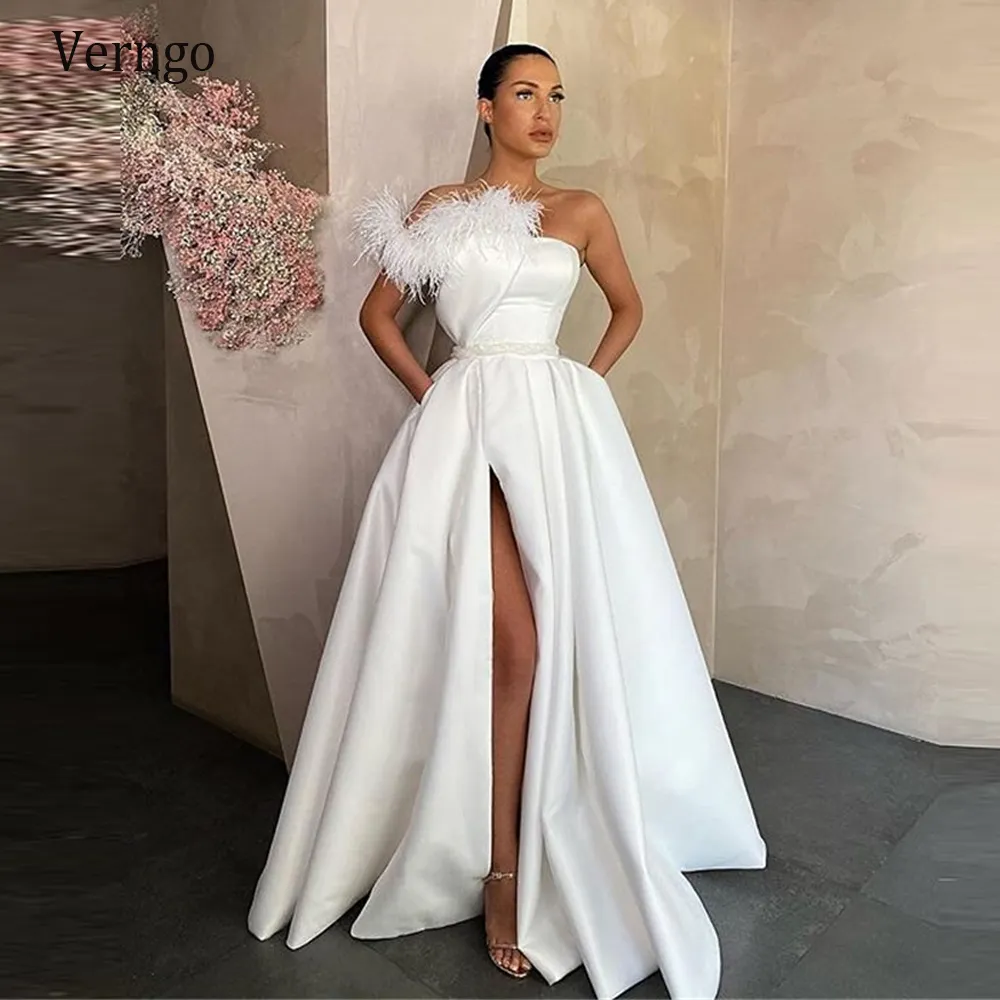 Verngo 2021 Elegancka biała Satynowa sukienka wieczorowa Długie Czerwone Czarne Prom Suknie Z Kieszeniem Piórkiem Side Slit Formal Party Dress LJ201118