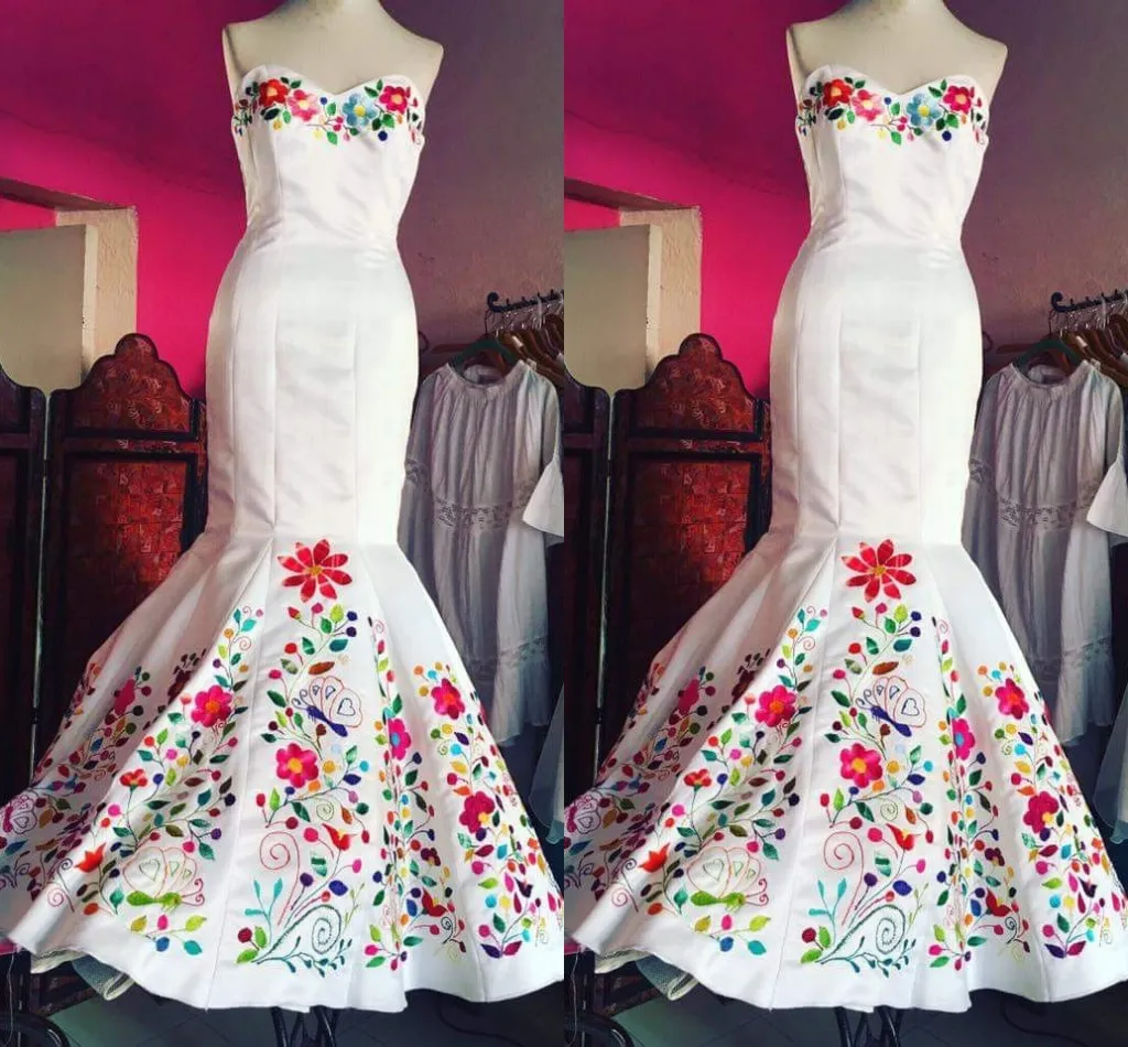 2022 vintage mexikansk broderad bröllopsklänning Chic vit satin Sweetheart Topp Korsett Rygg Formella klänningar för brud