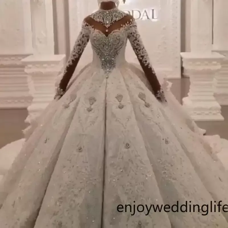Robes de mariée luxueuses robe de bal Dubaï arabe cristaux à col haut perles 3D dentelle appliques ruché longues robes de mariée à manches longues