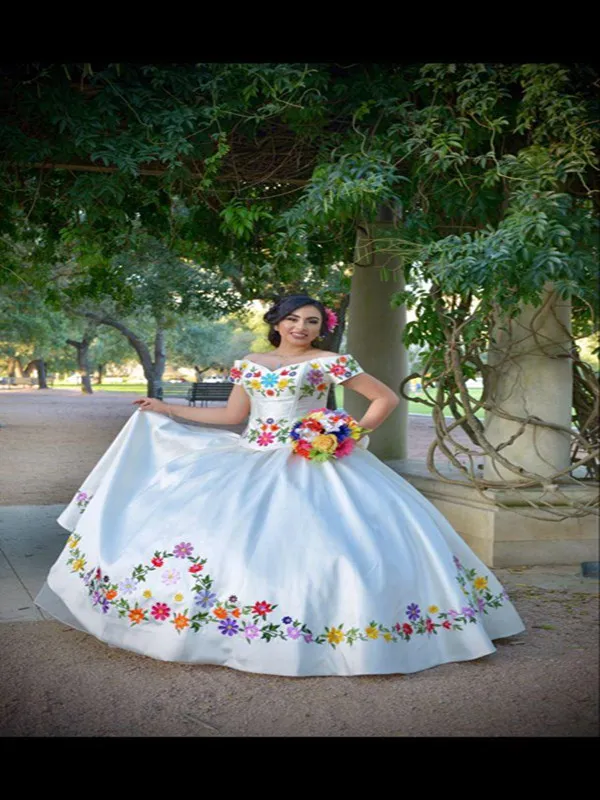 Vestido de quinceañera con bordado para mujer