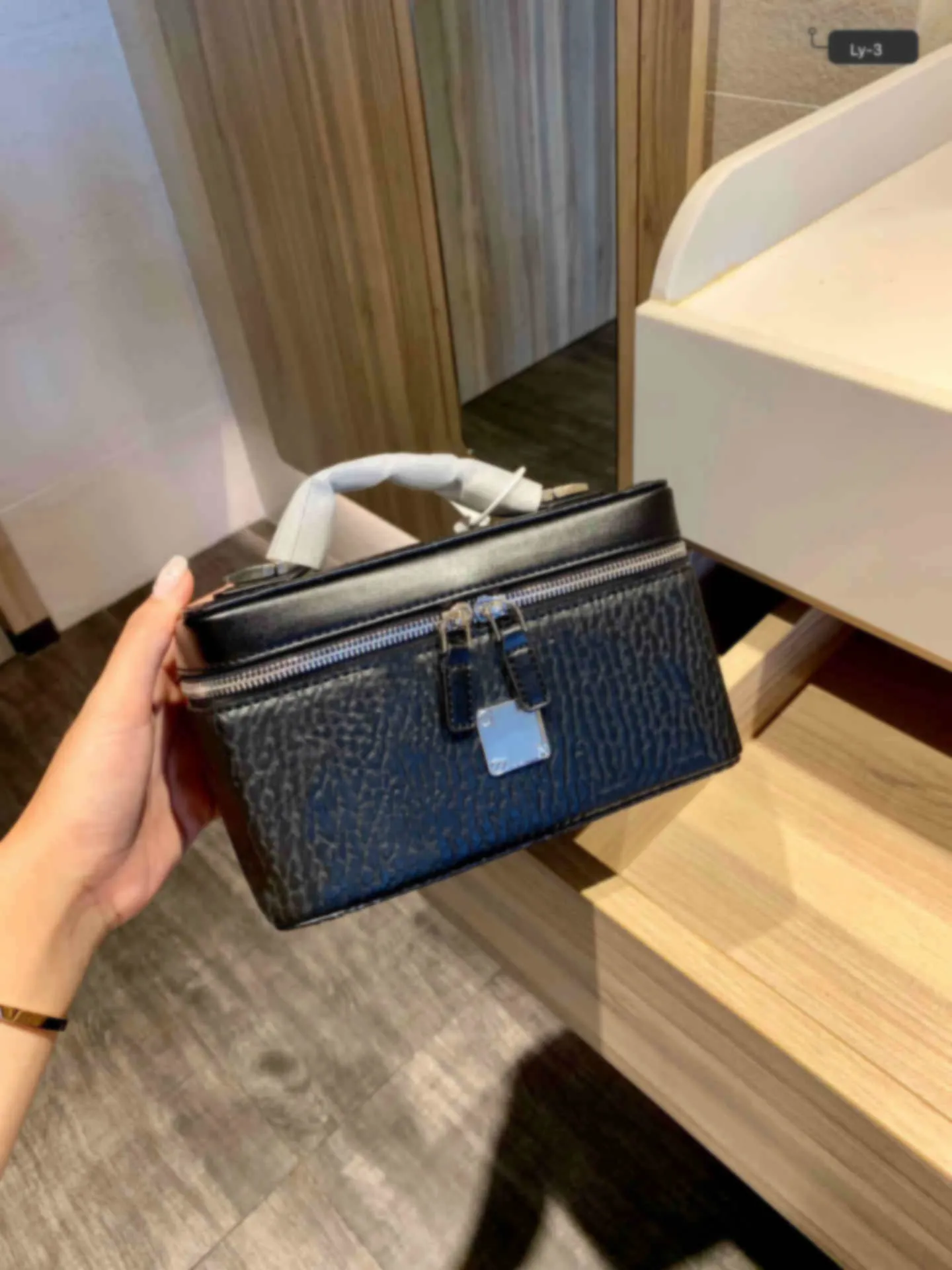 High-quality fashion women`s handbag makeup boxs all leather shoulder bag outdoor travel collection box wash bags free shopping