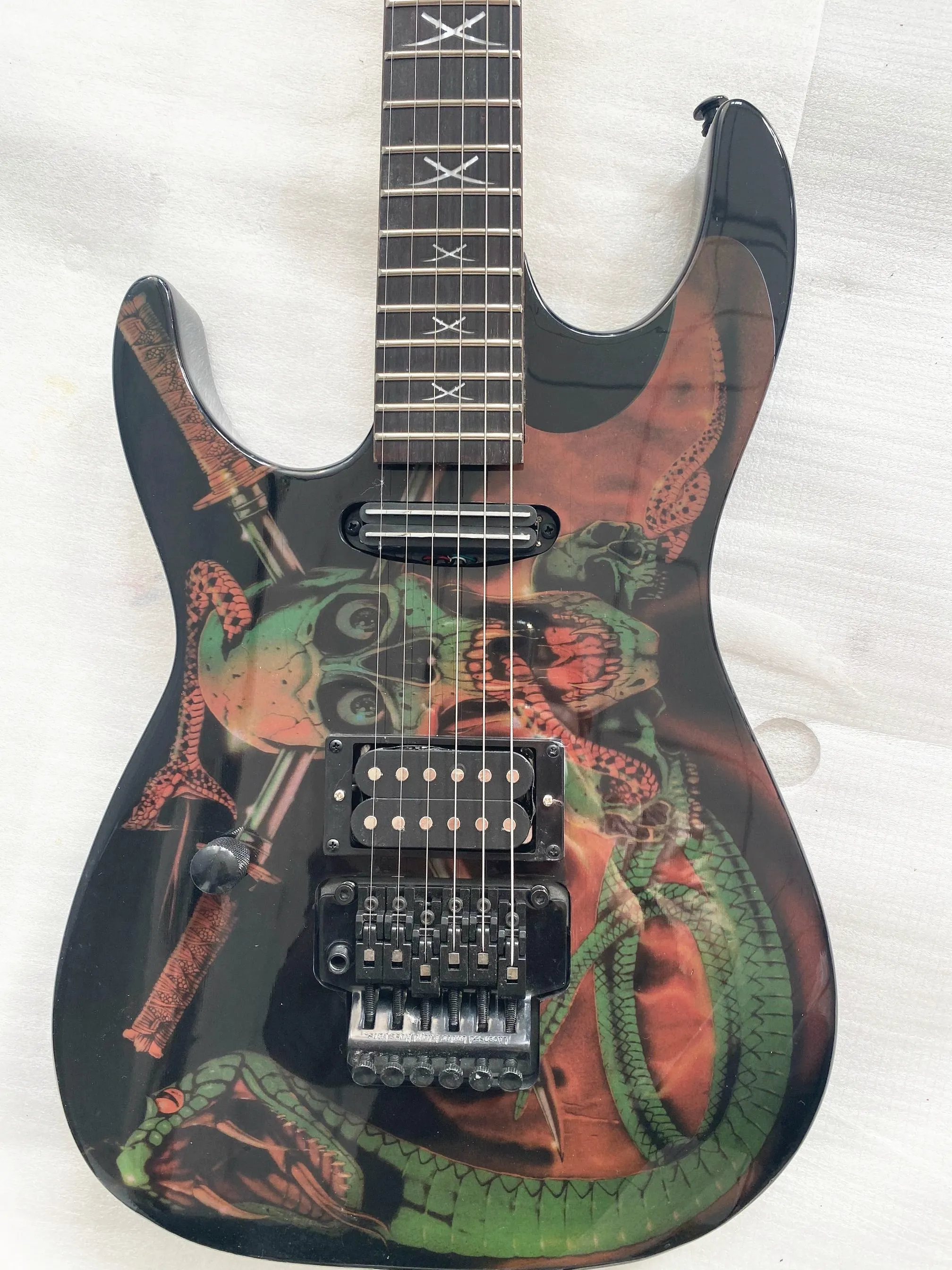 Çin Solak Kafatasları Yılan George Lynch Elektro Gitar Tremolo Köprüsü, Kilitleme Somun, Siyah Donanım, SH Pickups