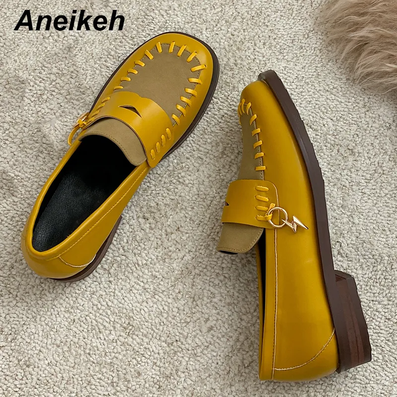 Aneikeh PU Appartamenti Oxford 2020 Moda Per il tempo libero Patchwork Colori misti Cucito Retro Decorazione in metallo Scarpe per le donne Primavera / Autunno C0129