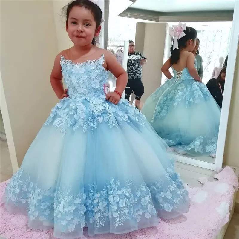 Hellhimmelblaues Ballkleid mit Perlen verziert, Blumenmädchenkleider für die Hochzeit, Festzugskleider mit 3D-Applikationen, durchscheinendes Tüll-Erstkommunionkleid mit Juwelenausschnitt