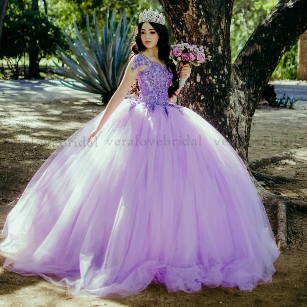 Vestidos de quinceañera de lavanda con hombros descubiertos, vestidos de baile de graduación con cuentas y apliques, vestido dulce de 16 vestidos de 15 años